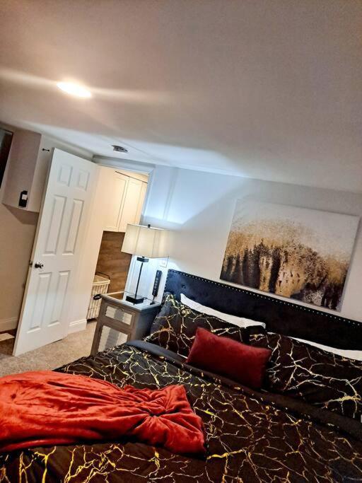 Luxe On Walnut/king Bed/off St.parkin/30 Days Lancaster