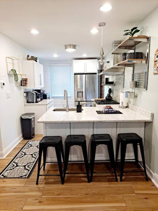 Holiday home Luxe On Walnut/king Bed/off St.parkin/30 Days *