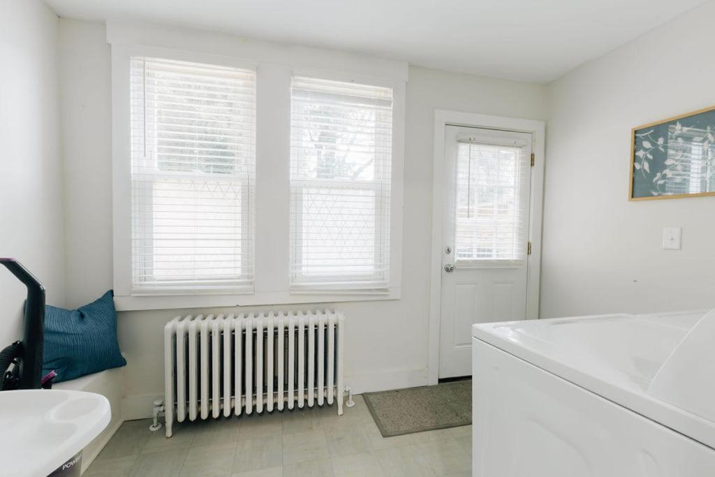 Comfy Renovated Townhome - Heart Of Downtown Holiday home