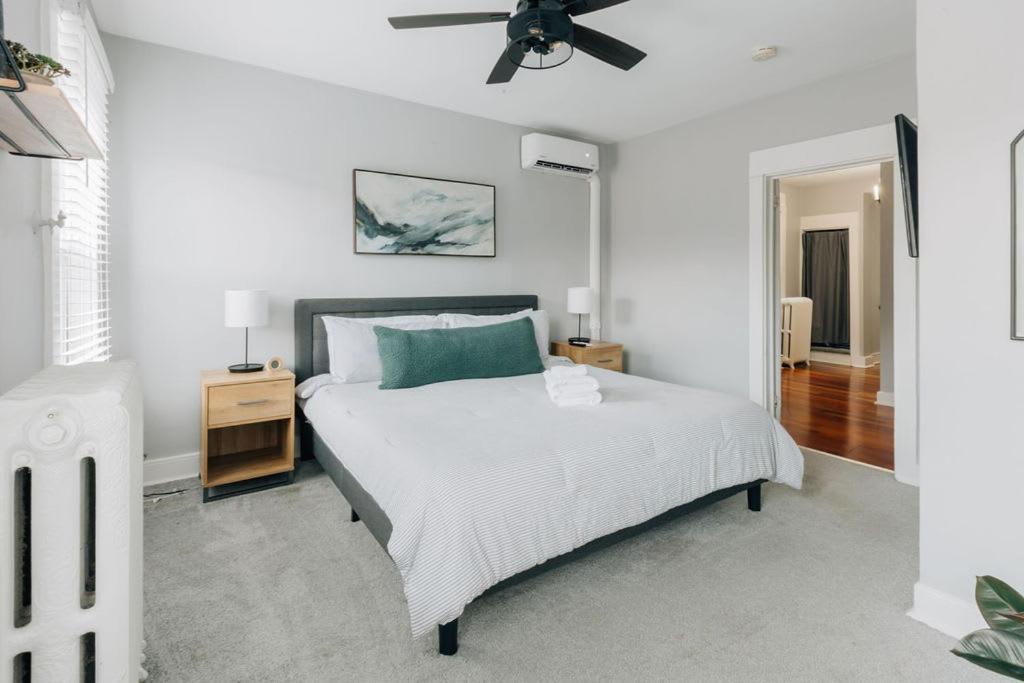 Comfy Renovated Townhome - Heart Of Downtown Holiday home