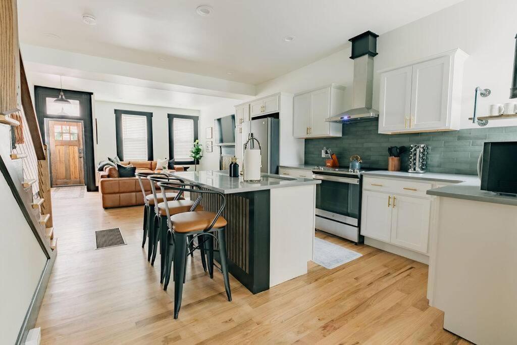Stunning 5 Bedroom -heart Of Downtown * Lancaster