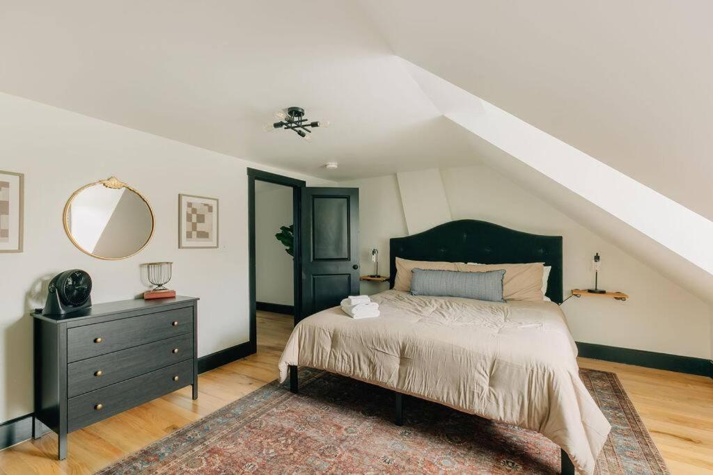 Stunning 5 Bedroom -heart Of Downtown Lancaster