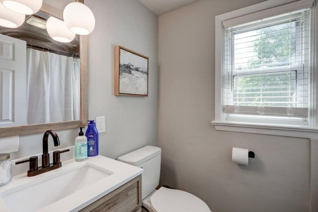 Renovated 2 Bedroom Close To Attractions * Lancaster