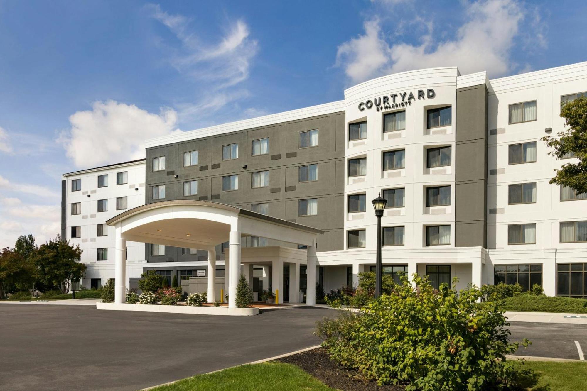 Courtyard Hotel 3*