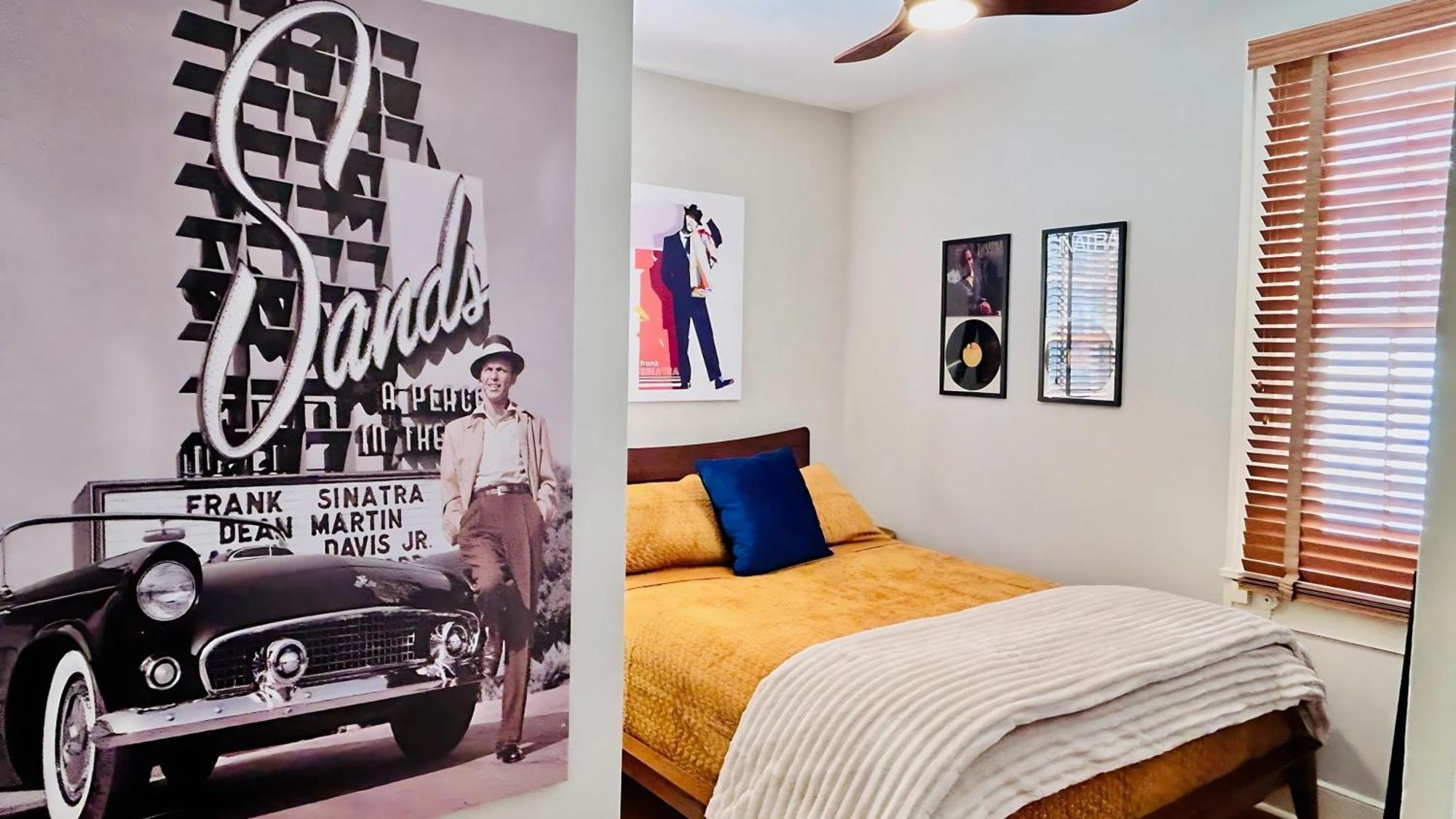 Hollywood Glam Themed Manor With Sauna For 12-people Apartment