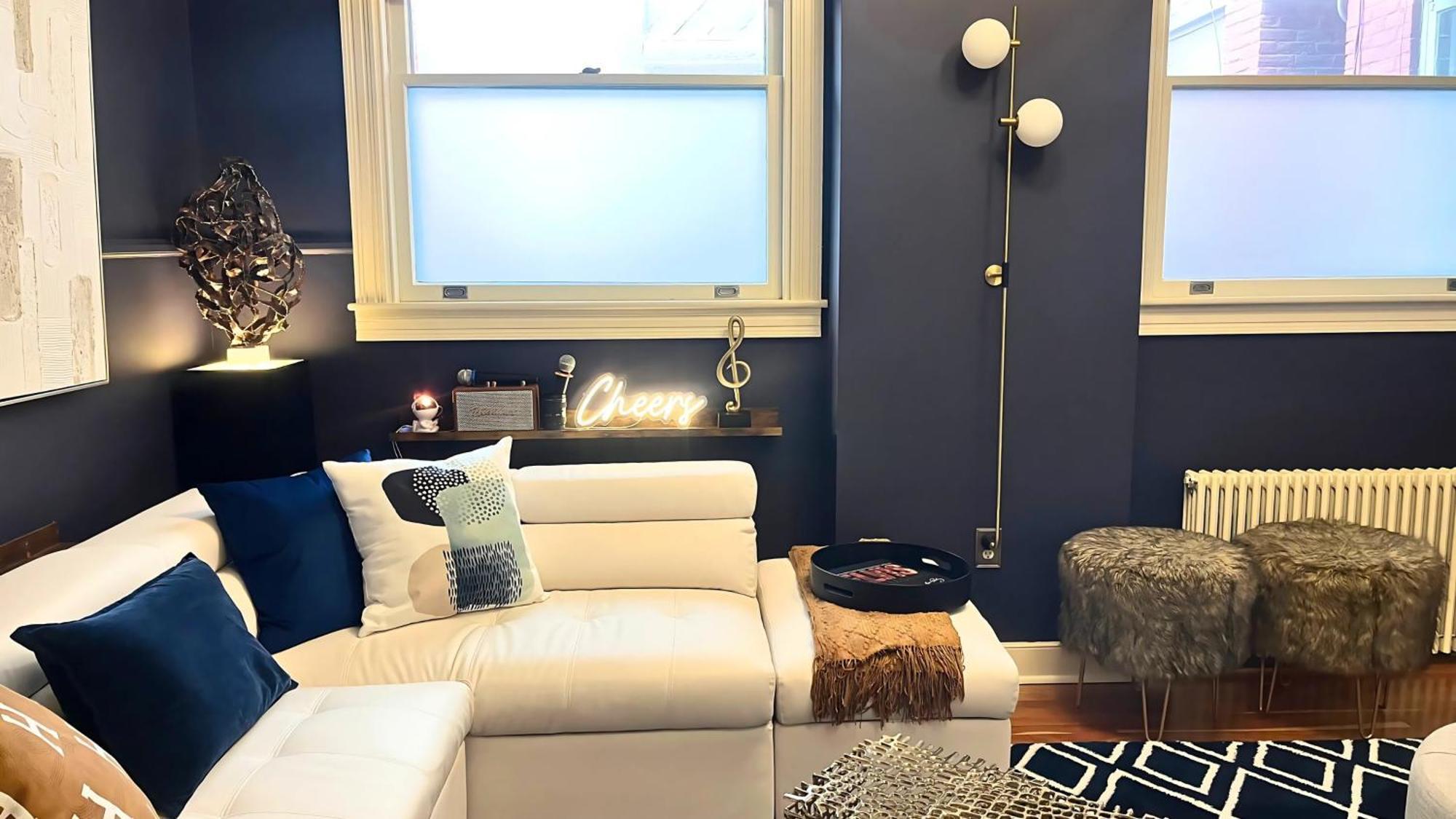 Apartment Hollywood Glam Themed Manor With Sauna For 12-people *
