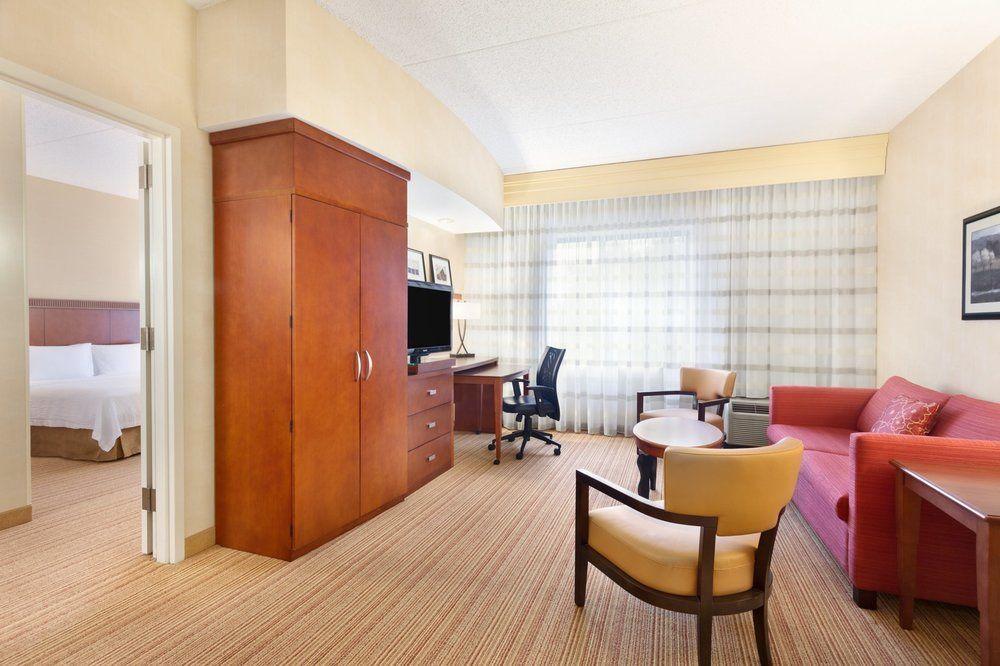 Courtyard 3*
