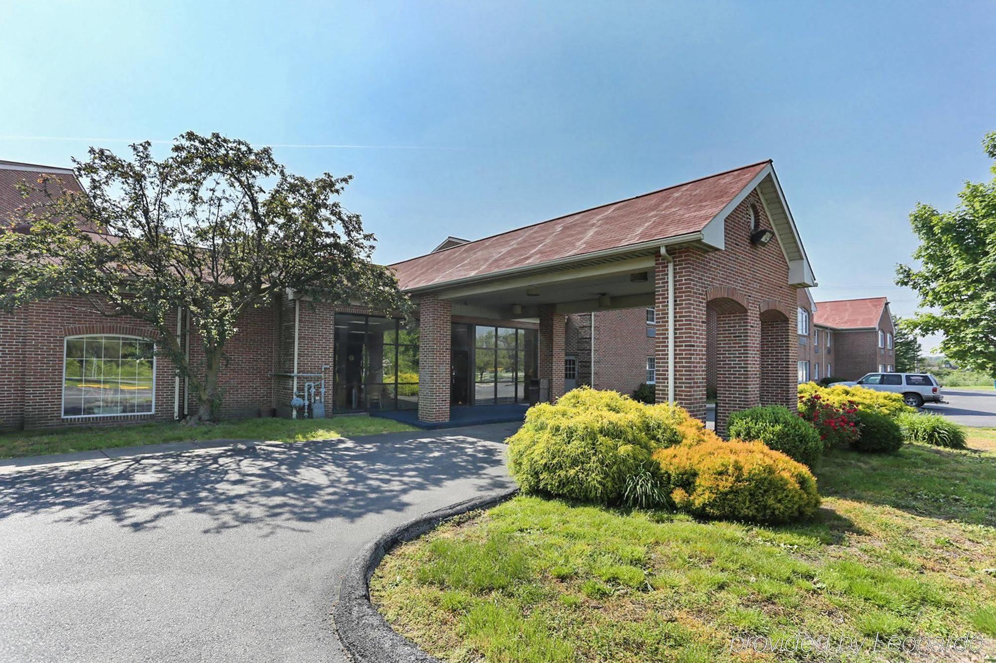 Days & By Wyndham Amish Country Hotel