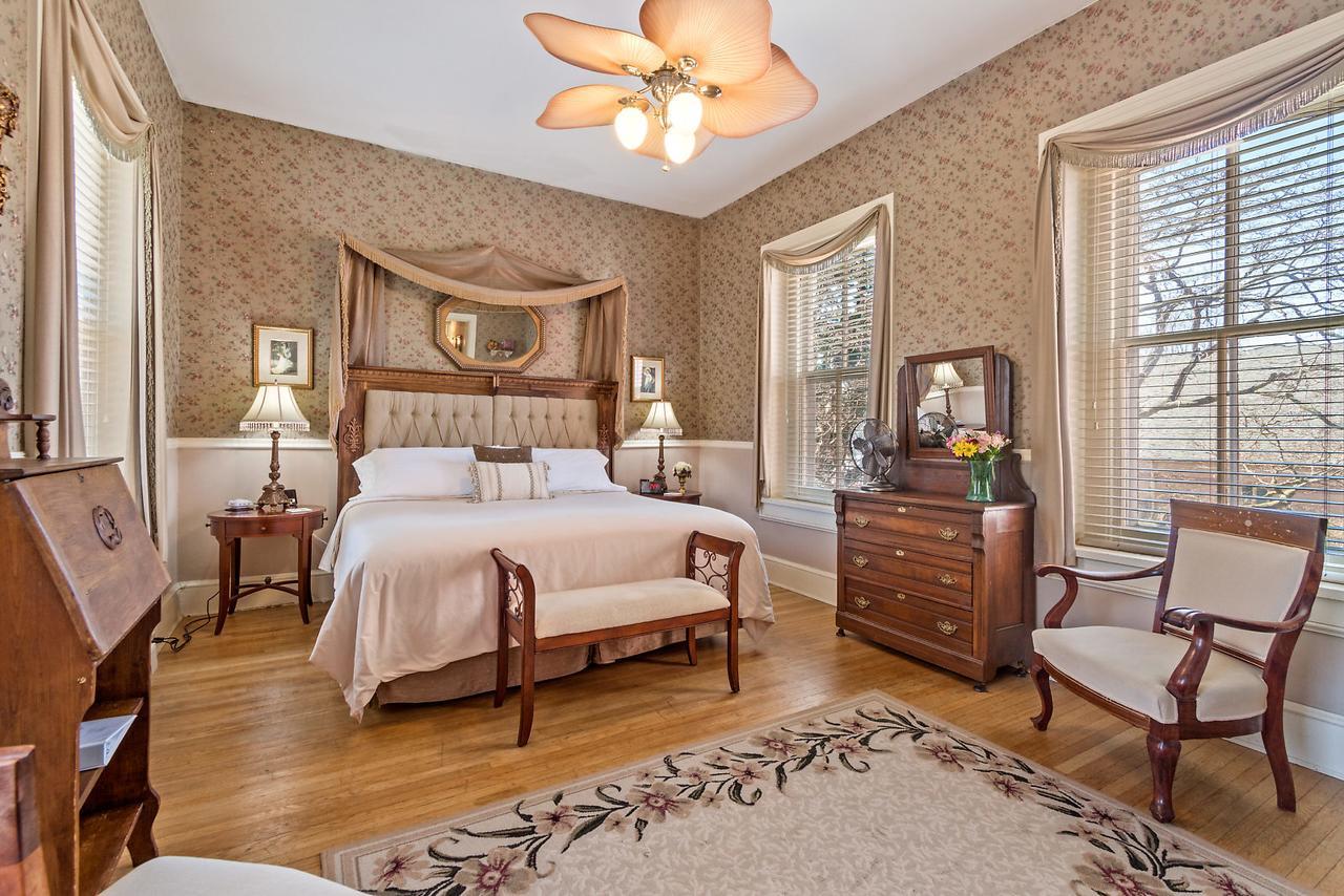 Lovelace Manor Bed & Breakfast