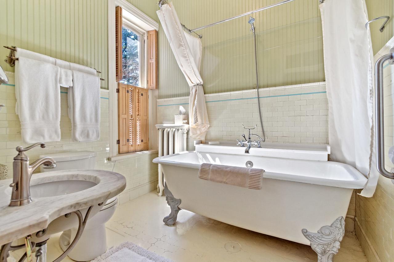 Lovelace Manor 5* Lancaster