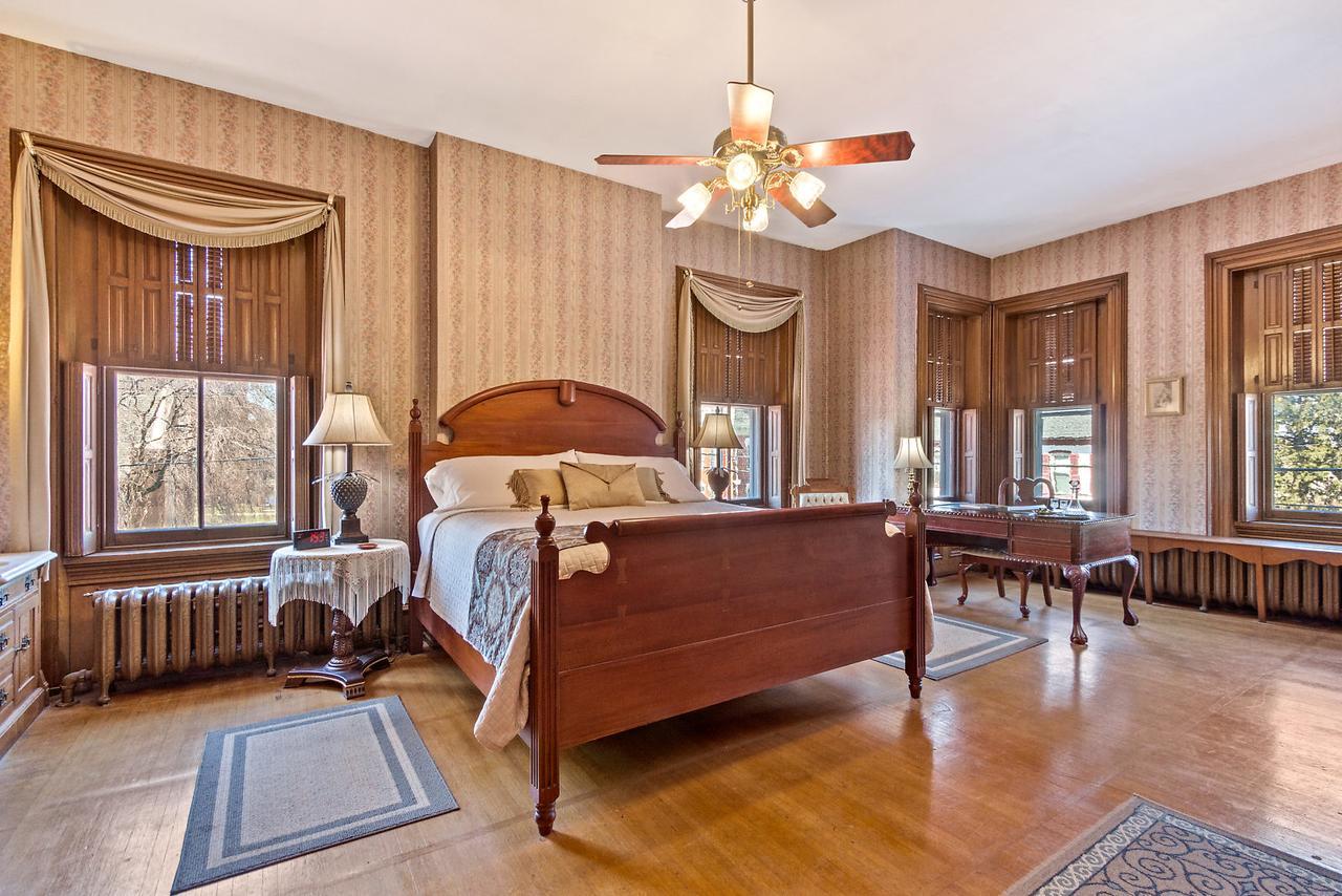Lovelace Manor Bed & Breakfast
