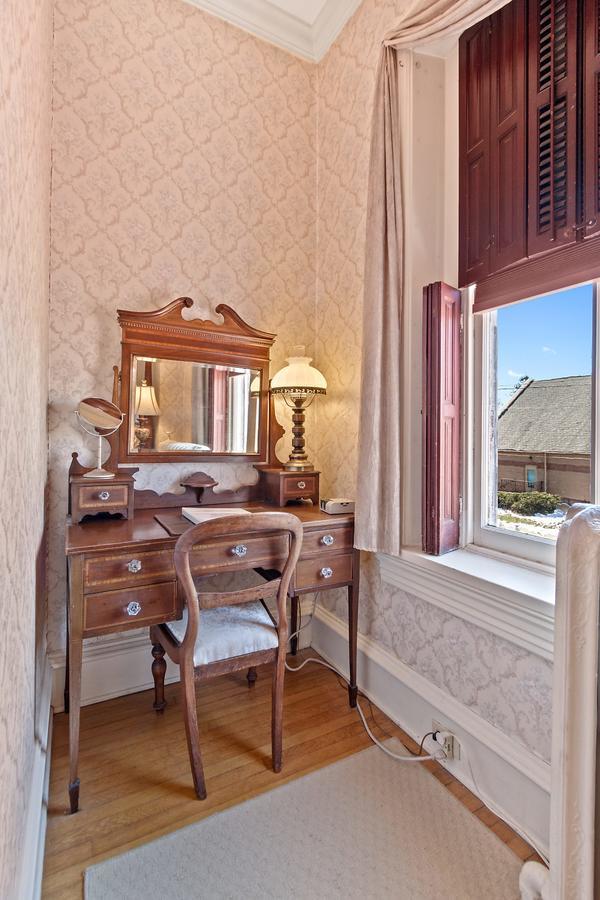 Lovelace Manor