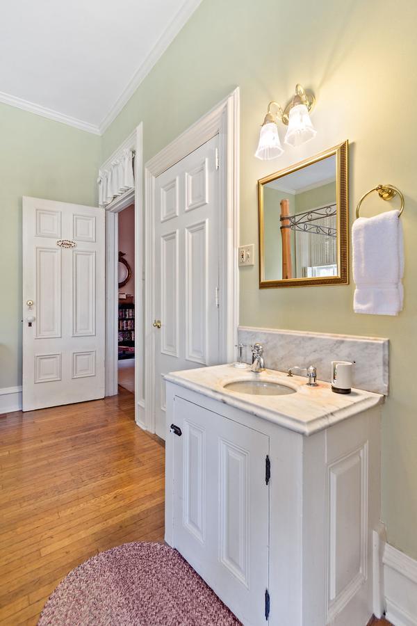 Lovelace Manor Bed & Breakfast