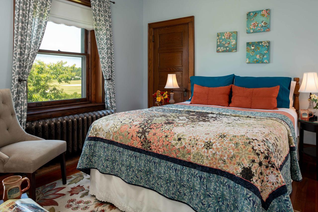 Walnut Lawn Bed & Breakfast 2*