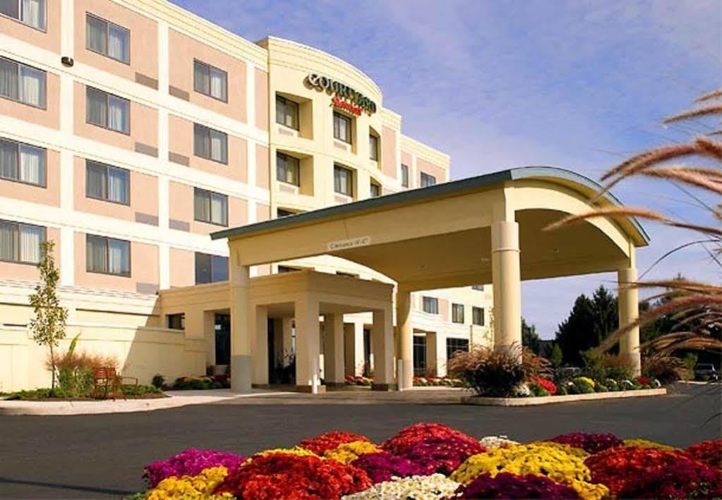 Courtyard 3*