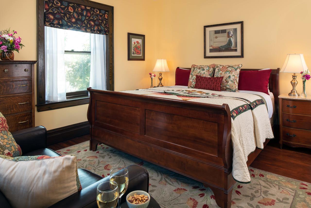 Walnut Lawn Bed & Breakfast 2*