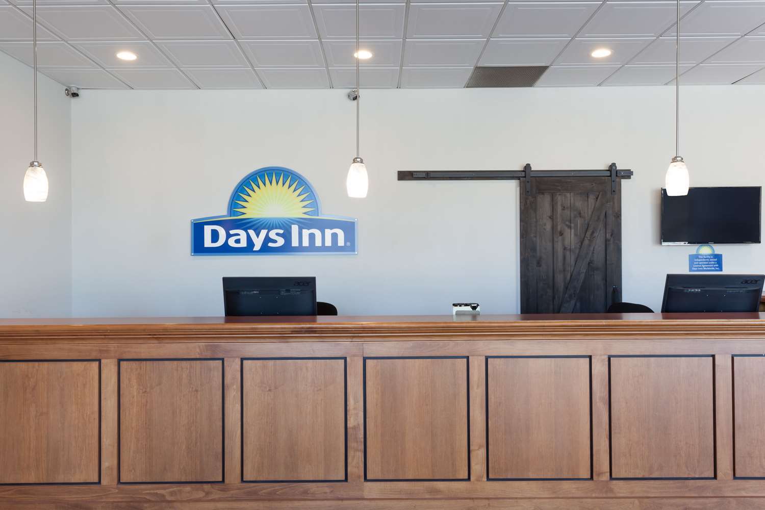 Days & By Wyndham Amish Country Hotel