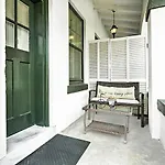 Contessa Quarters At Kings Cottage