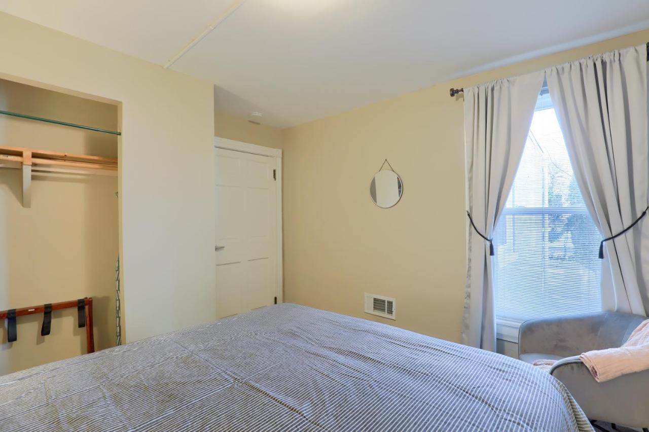 Newly Updated Charming Backyard & Grill Apartment *
