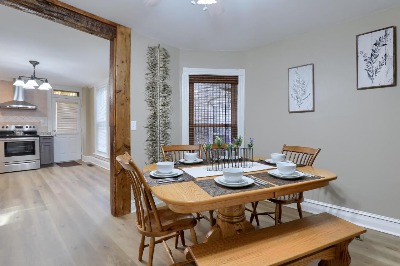 Newly Updated Charming Backyard & Grill *