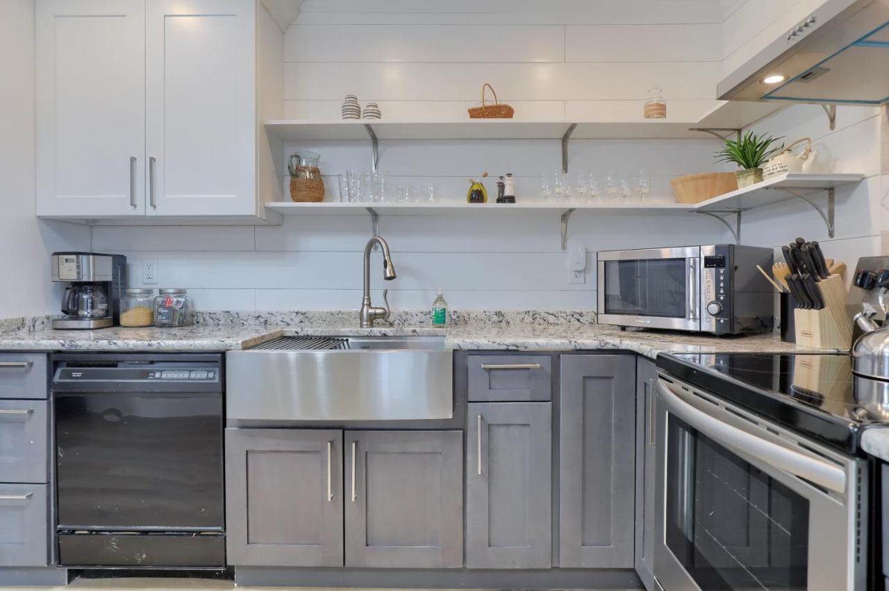 Newly Updated Charming Backyard & Grill * Lancaster
