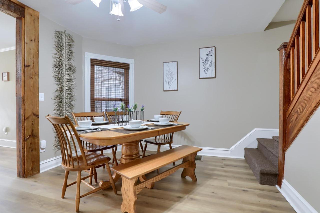 Apartment Newly Updated Charming Backyard & Grill