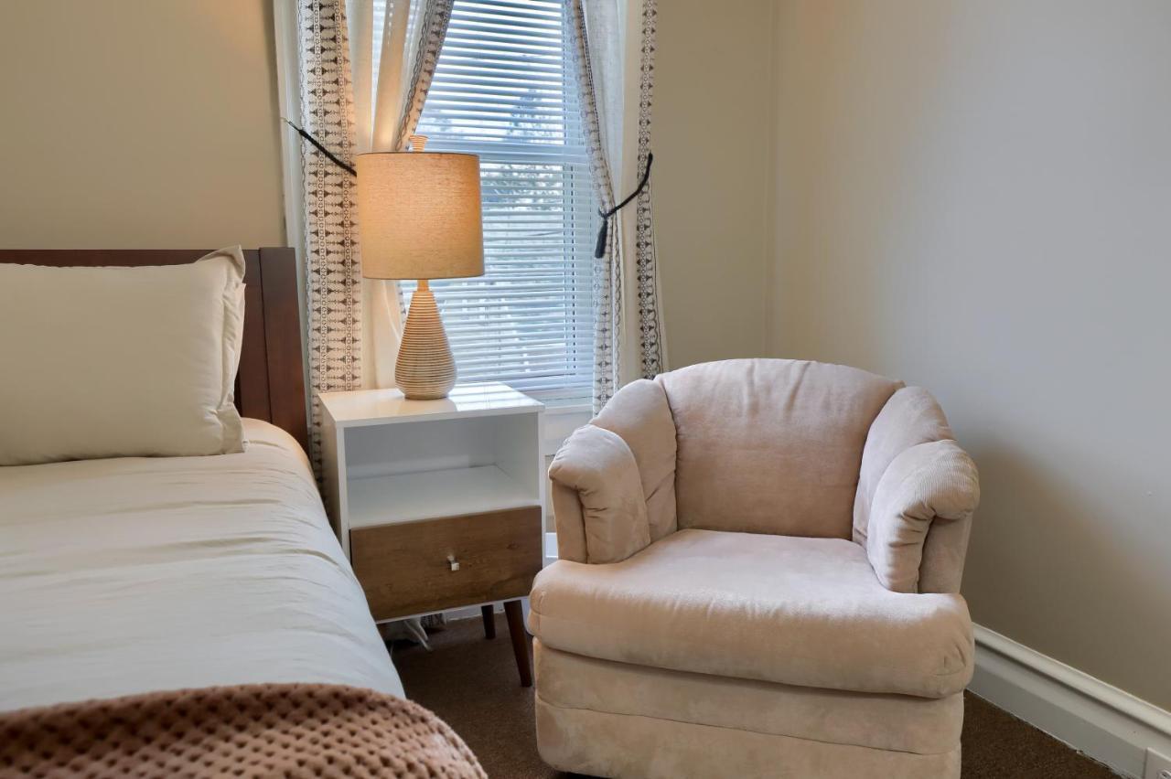 Newly Updated Charming Backyard & Grill Apartment