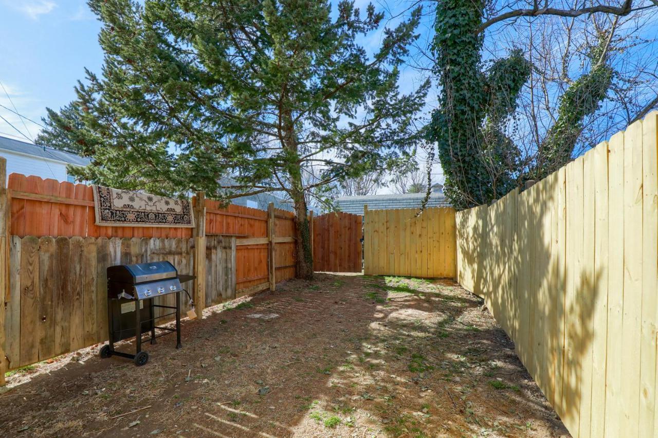 Newly Updated Charming Backyard & Grill *
