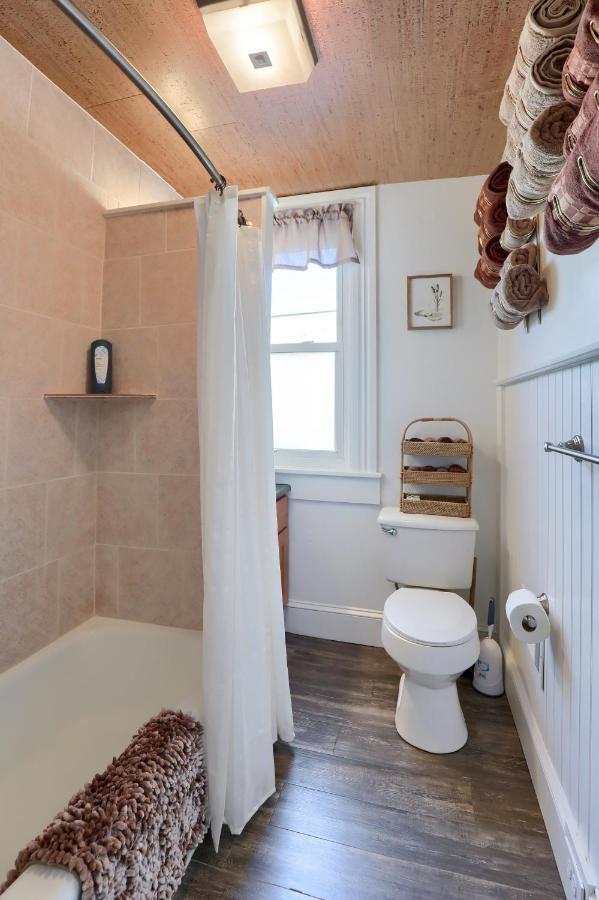 Newly Updated Charming Backyard & Grill Apartment