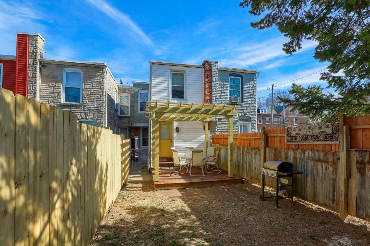 Newly Updated Charming Backyard & Grill *