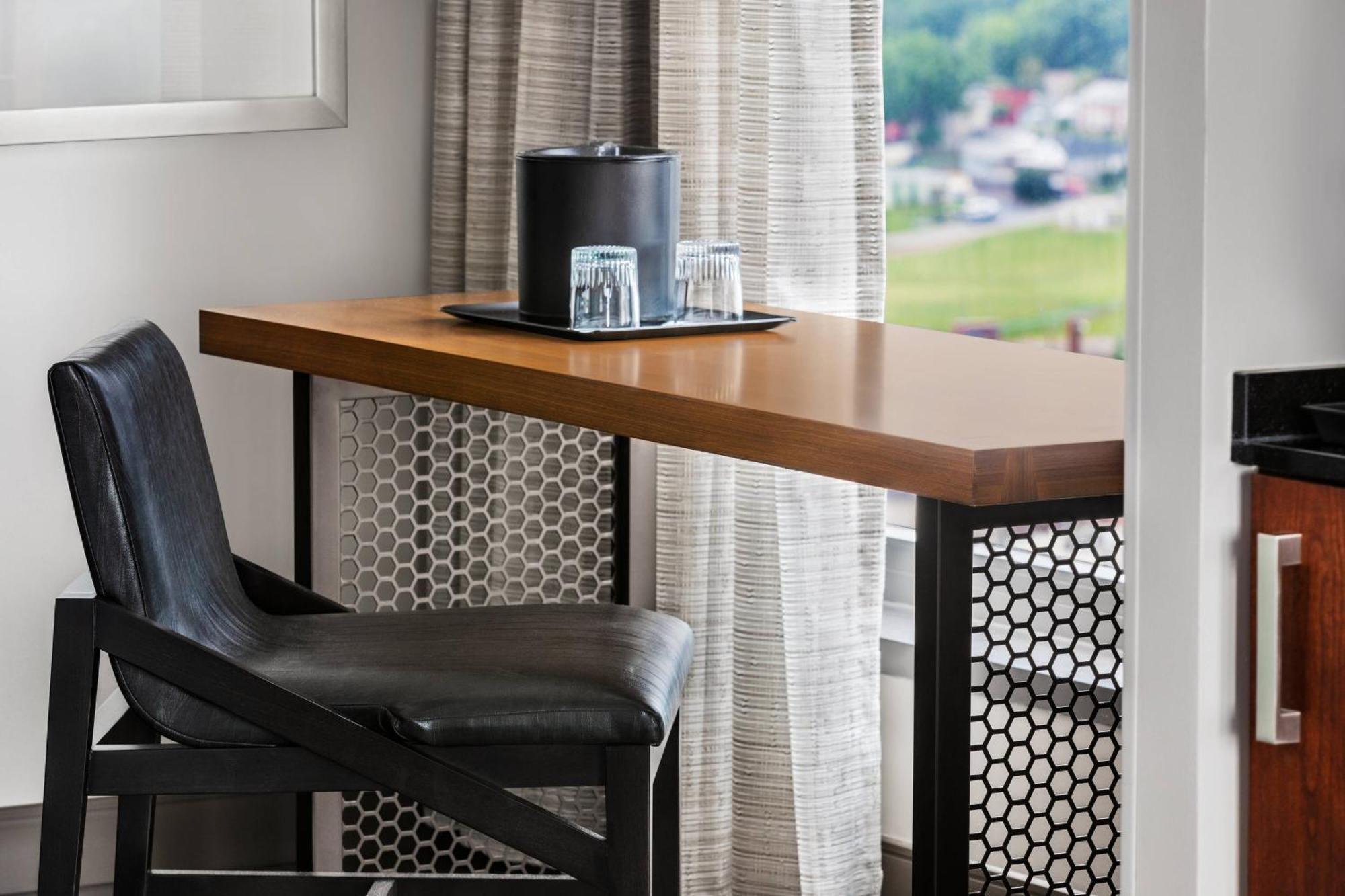 Hotel Marriott At Penn Square 3*