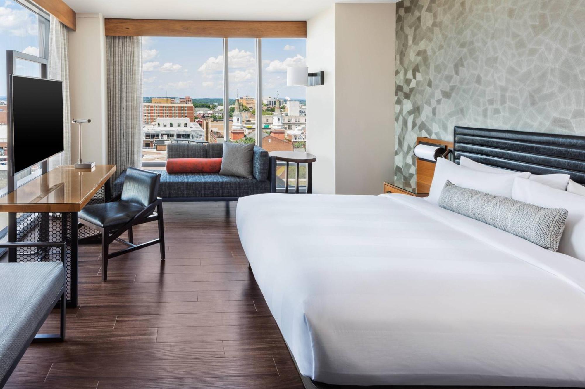 Marriott At Penn Square 3*