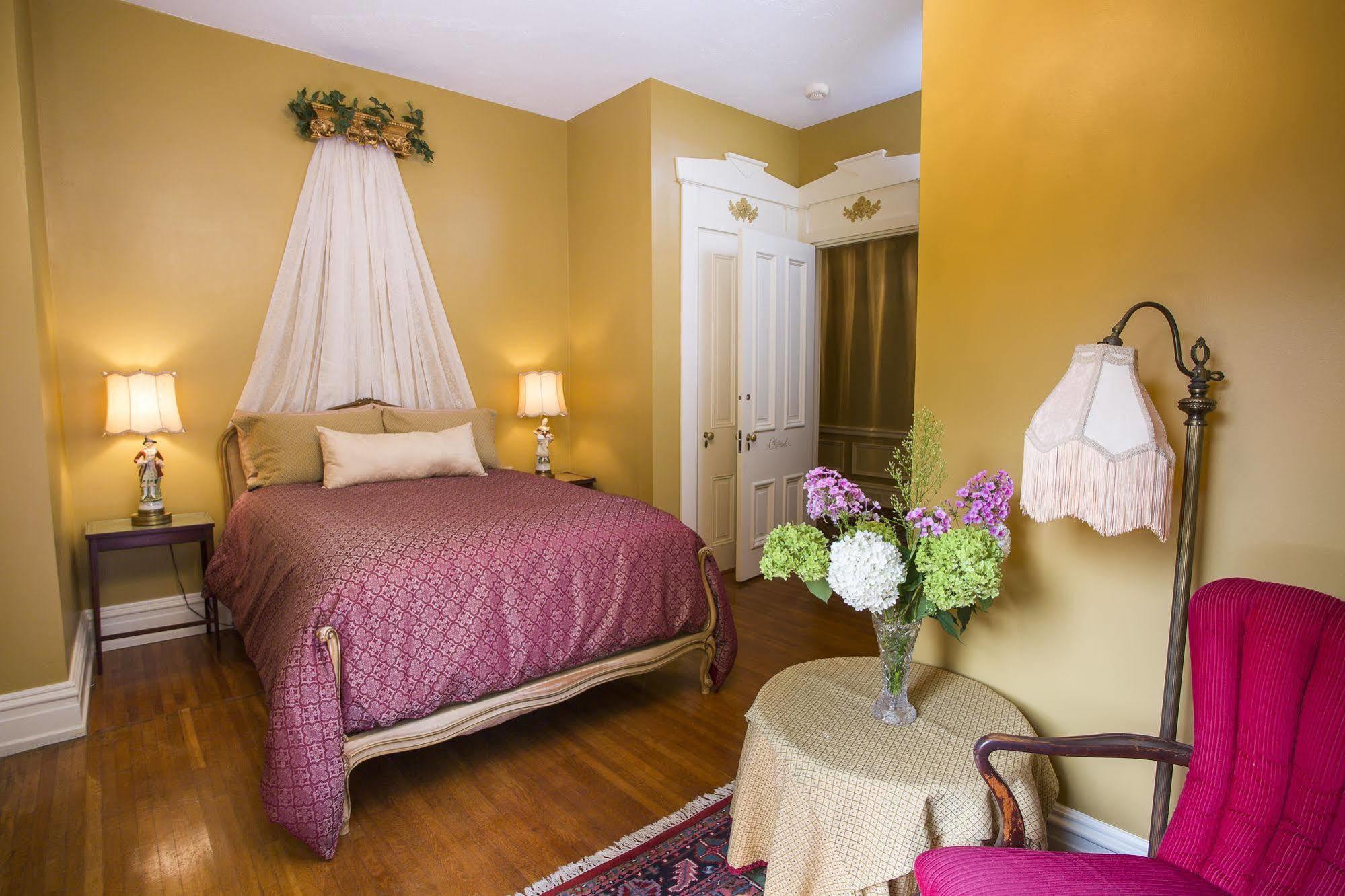 Hollinger House Bed & Breakfast 3*