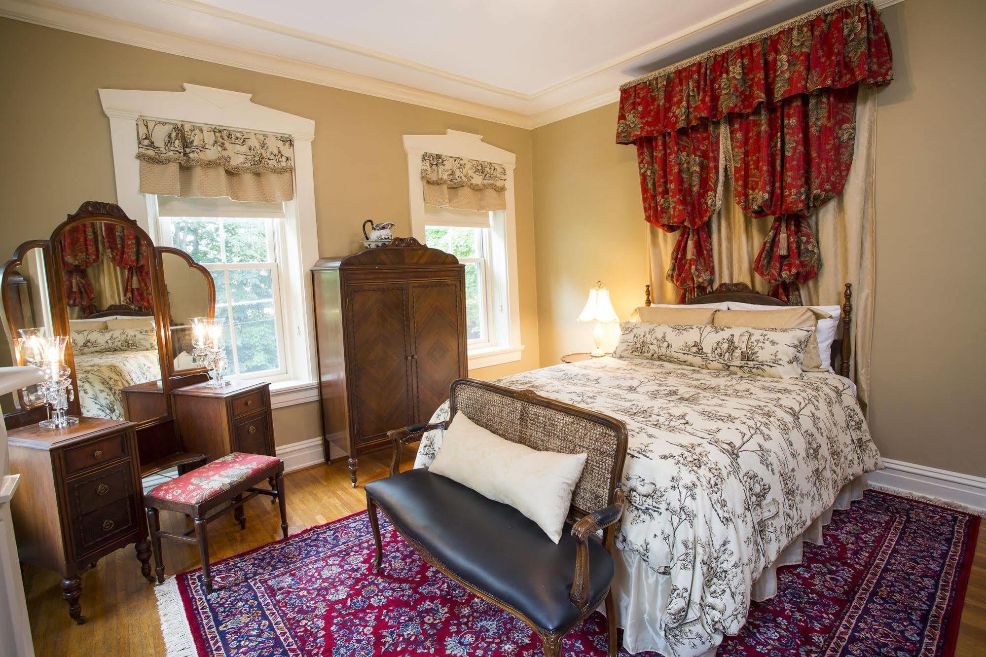 Hollinger House Bed & Breakfast
