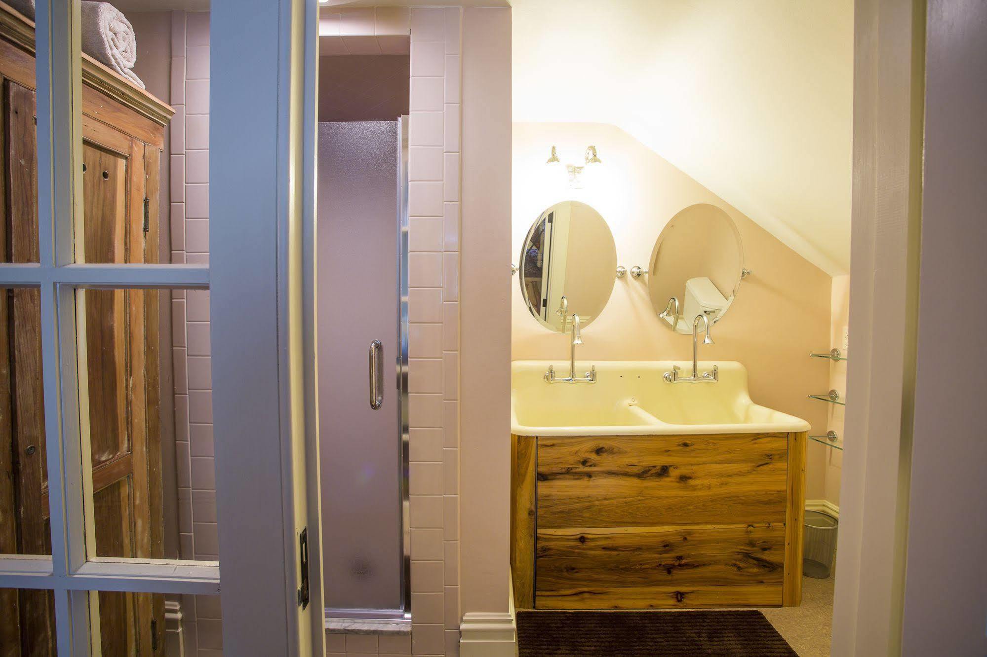 Hollinger House 3*